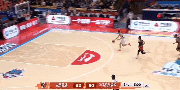 奇异果体育-陆文博抢断后一条龙快攻轻松得手,浙江队52-32领先山东20分